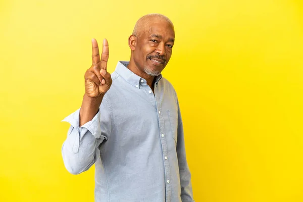 Sênior Cubano Isolado Fundo Amarelo Sorrindo Mostrando Sinal Vitória — Fotografia de Stock