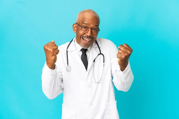 Medico Anziano Isolato Sfondo Blu Che Celebra Una Vittoria Nella — Foto Stock