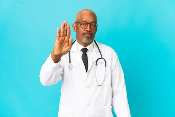 Senior Medico Uomo Isolato Sfondo Blu Facendo Gesto Stop — Foto Stock