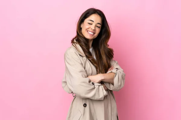 Donna Sfondo Isolato Guardando Lato Sorridendo — Foto Stock