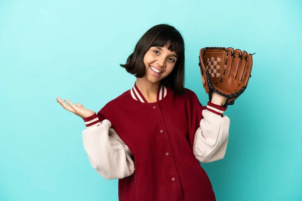 Jonge Gemengde Ras Speler Vrouw Met Honkbal Handschoen Geïsoleerd Blauwe — Stockfoto