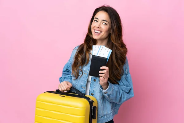 Frau Mit Koffer Und Pass Vor Blauem Hintergrund Urlaub — Stockfoto