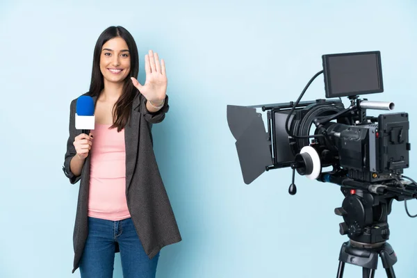 Mulher Repórter Segurando Microfone Reportando Notícias Isoladas Fundo Azul Contando — Fotografia de Stock