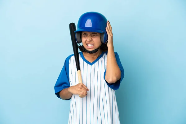 Baseball Mulher Jogador Corrida Mista Com Capacete Morcego Isolado Fundo — Fotografia de Stock