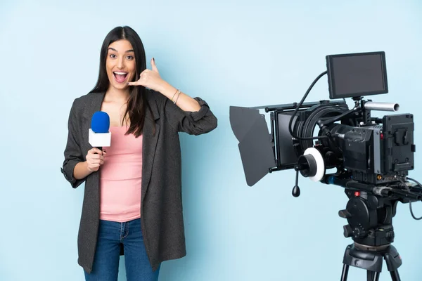 Mulher Repórter Segurando Microfone Relatando Notícias Isoladas Fundo Azul Fazendo — Fotografia de Stock