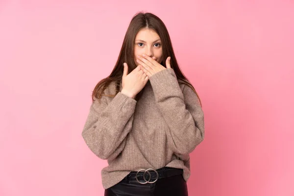 Tonåring Kaukasisk Flicka Isolerad Rosa Bakgrund Täcker Munnen Med Händerna — Stockfoto