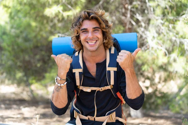 Homem Montanhista Com Uma Grande Mochila Livre Com Polegares Para — Fotografia de Stock