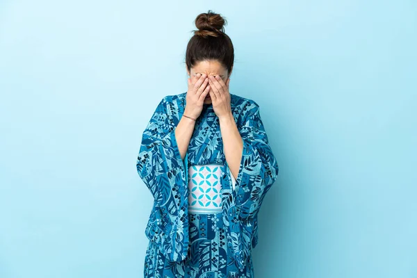 Frau Trägt Kimono Über Isoliertem Hintergrund Mit Müdem Und Krankem — Stockfoto