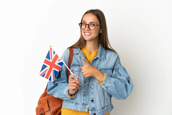 Mladá Hispánka Drží Vlajku Spojeného Království Nad Izolovaným Bílým Pozadím — Stock fotografie