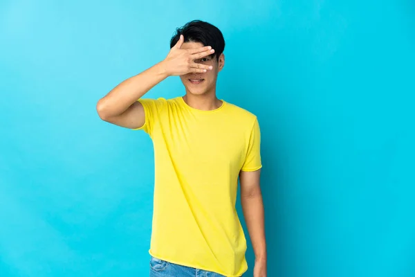 Mavi Arka Planda Izole Edilmiş Genç Bir Çinli Gözleri Elleriyle — Stok fotoğraf