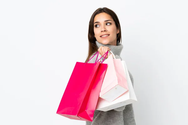 Mujer Joven Caucásica Aislada Sobre Fondo Blanco Sosteniendo Bolsas Compras — Foto de Stock