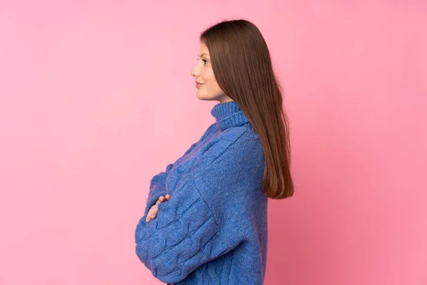 Teenager Kaukasischen Mädchen Isoliert Auf Rosa Hintergrund Seitlicher Position — Stockfoto