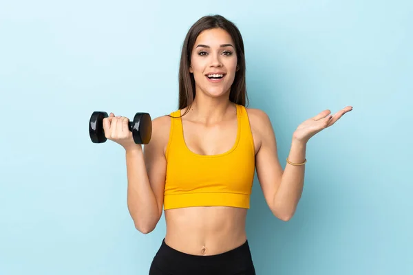 Mujer Joven Caucásica Haciendo Levantamiento Pesas Aislado Sobre Fondo Azul —  Fotos de Stock