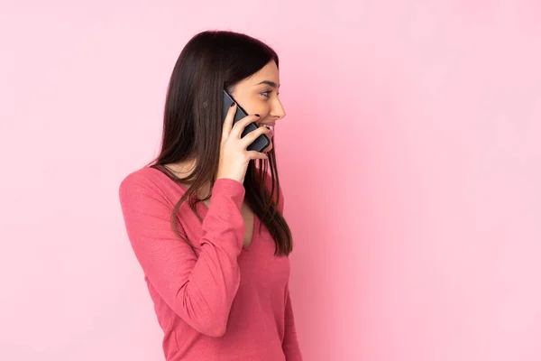 Joven Mujer Caucásica Sobre Fondo Aislado Manteniendo Una Conversación Con — Foto de Stock