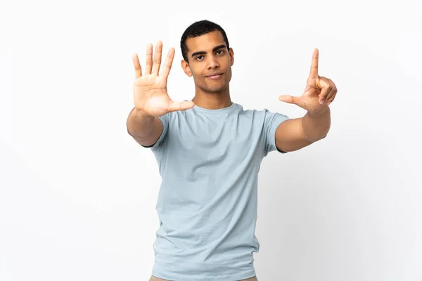 Africký Američan Nad Izolované Bílé Pozadí Počítání Sedm Prsty — Stock fotografie
