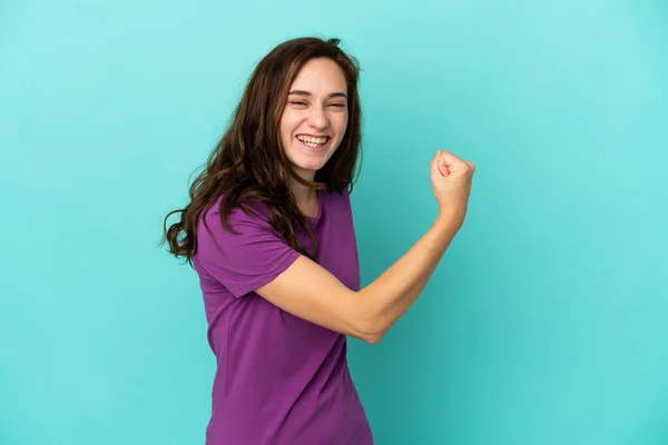 Joven Mujer Caucásica Aislada Sobre Fondo Azul Celebrando Una Victoria — Foto de Stock