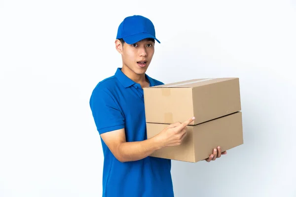 Entrega Hombre Chino Aislado Sobre Fondo Blanco Sorprendido Apuntando Lado — Foto de Stock