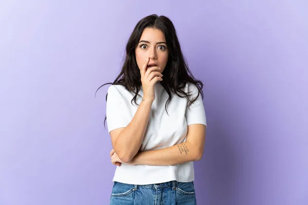 Giovane Donna Caucasica Isolata Sfondo Viola Sorpreso Scioccato Mentre Guardando — Foto Stock