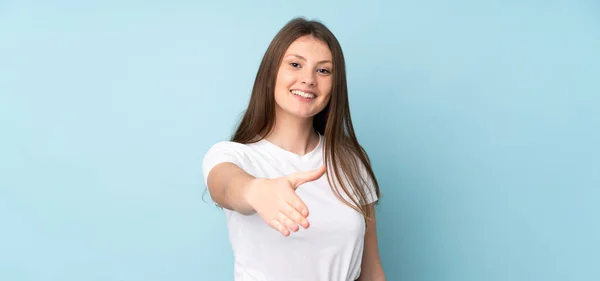 Tonåring Kaukasisk Flicka Isolerad Blå Bakgrund Skakar Hand För Att — Stockfoto