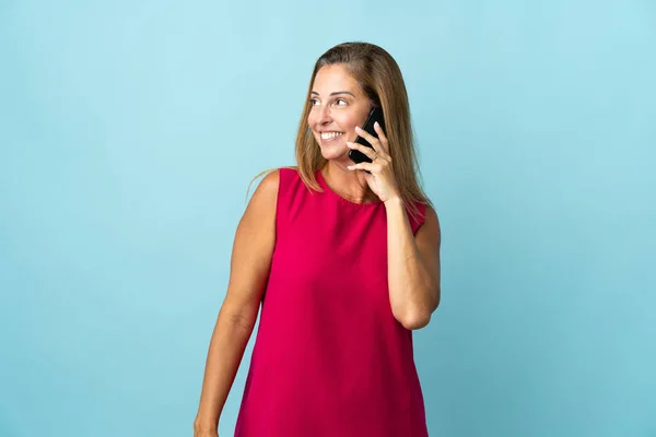 Бразильська Жінка Середнього Віку Ізольована Синьому Фоні Веде Розмову Мобільним — стокове фото