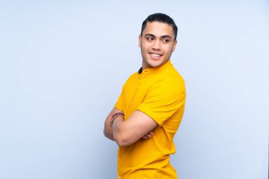 Asyalı yakışıklı adam soyutlanmış geçmişine bakıyor ve gülümsüyor.