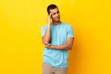 Afrika kökenli Amerikalı bir adam baş ağrısı ile izole edilmiş.