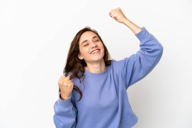 Beyaz arka planda izole edilmiş beyaz bir kadın zaferi kutluyor.