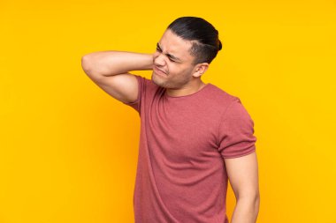 Asyalı yakışıklı adam sarı arka planda izole edilmiş. Yan tarafa bakarken sürpriz jest yapıyor.