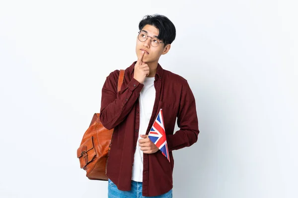 Homem Chinês Segurando Uma Bandeira Reino Unido Isolado Fundo Roxo — Fotografia de Stock