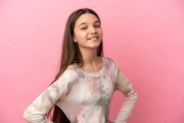 Klein Meisje Geïsoleerde Roze Achtergrond Poseren Met Armen Heup Glimlachen — Stockfoto