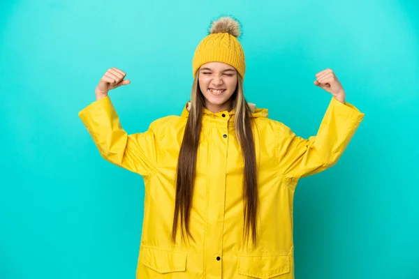 Bambina Che Indossa Cappotto Impermeabile Sfondo Blu Isolato Facendo Gesto — Foto Stock