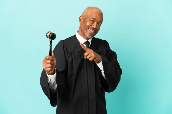 Judge Senior Man Isolated Blue Background Pointing Side Present Product — Stock Photo, Image