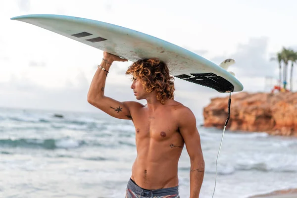 Jeune Homme Caucasien Lever Tôt Pour Faire Surf Lever Soleil — Photo