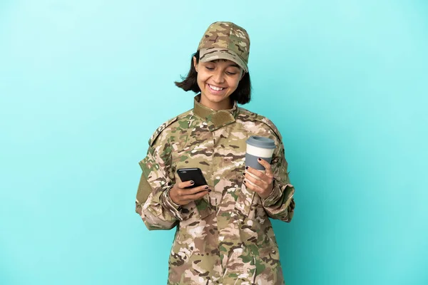 Militar Mujer Raza Mixta Aislada Sobre Fondo Azul Sosteniendo Café — Foto de Stock