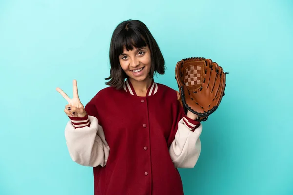 Mladý Smíšený Závod Hráč Žena Baseballovou Rukavicí Izolované Modrém Pozadí — Stock fotografie