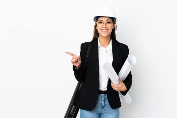 Joven Arquitecta Mujer Caucásica Con Casco Sosteniendo Planos Sobre Fondo — Foto de Stock