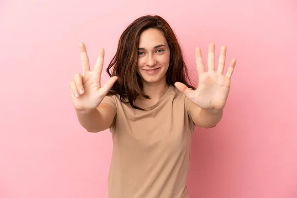 Νεαρή Καυκάσια Γυναίκα Απομονωμένη Ροζ Φόντο Μετρώντας Οκτώ Δάχτυλα — Φωτογραφία Αρχείου