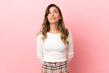 Tecrit edilmiş bir geçmişi olan genç bir kadın.