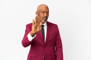 Kübalı üst düzey izole edilmiş beyaz arka planda durma hareketi yapıyor