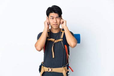 Beyaz arka planda izole edilmiş dağcı Çinli adam hayal kırıklığına uğramış ve kulaklarını kapatmış.