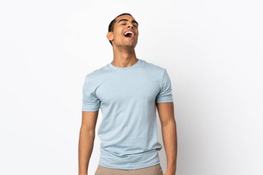 Afrika kökenli Amerikalı bir adam izole edilmiş beyaz arka plan gülüyor