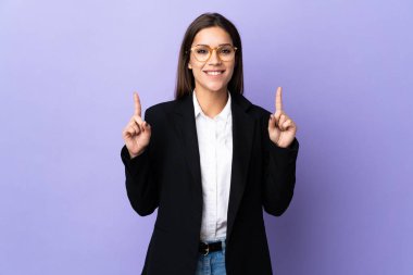 Mor arka planda izole edilmiş bir iş kadını harika bir fikre işaret ediyor.