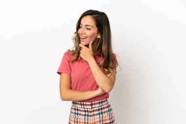 İzole edilmiş arka planda genç bir kadın yana bakıyor ve gülümsüyor.