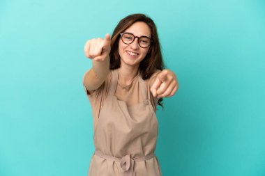 Restoran garsonu gülümserken seni işaret ediyor.