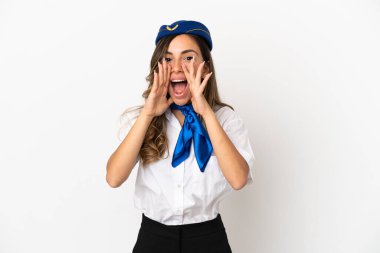 İzole edilmiş beyaz arka planda uçak hostesi bağırıyor ve bir şey duyuruyor.