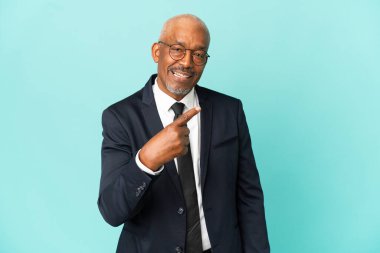 İşletme son sınıf öğrencisi mavi arka planda izole edildi.