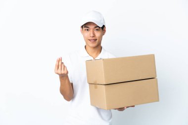 Çinli adam beyaz arka planda izole edilmiş, para hareketi yapıyor.