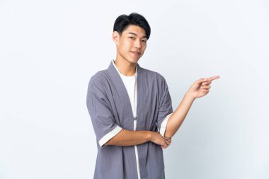 Genç Çinli bir adam beyaz arka planda izole edilmiş.