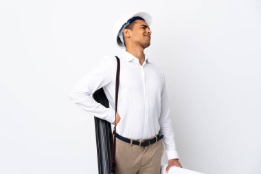 Miğferli Afrikalı Amerikalı mimar, izole edilmiş beyaz arka plan üzerinde planlar tutuyor. Çabaladığı için sırt ağrısı çekiyor.