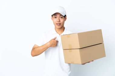 Çinli adam beyaz arka planda izole edilmiş ve yüz ifadesi şaşırtıcıydı.